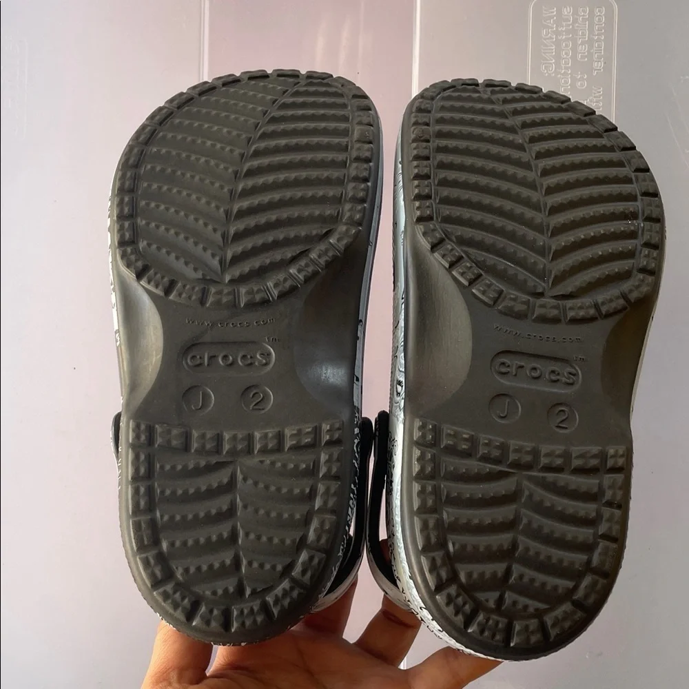 CROCS Kids Black and Gray Patterned Slippers